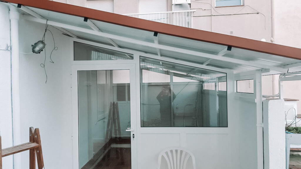 Tancament porxo porta vidre