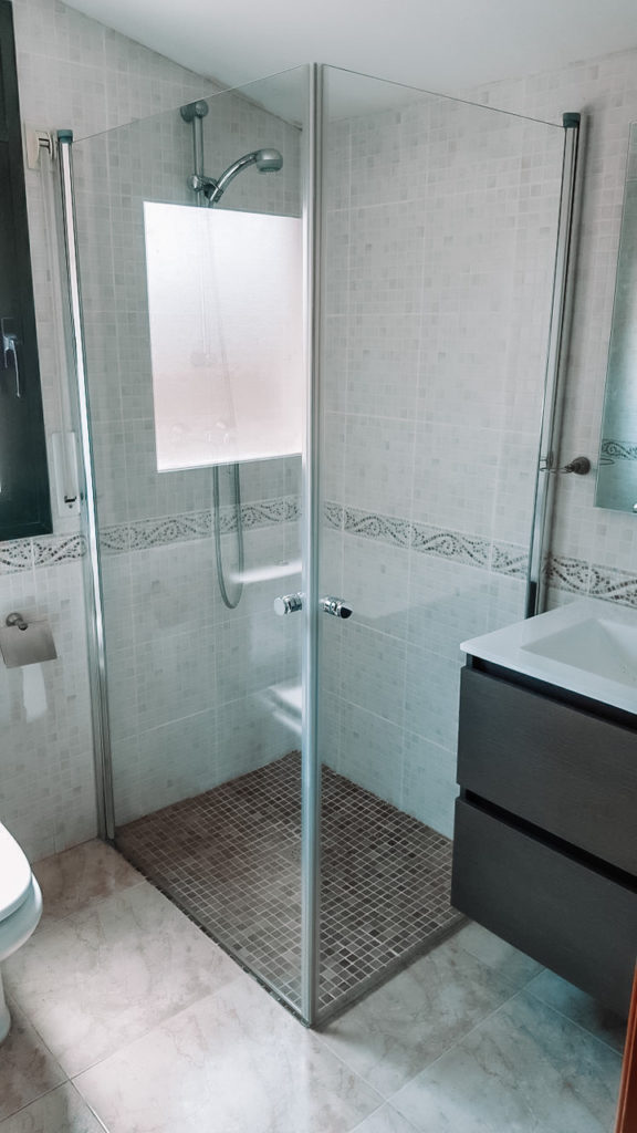 Mampara dutxa cantonada