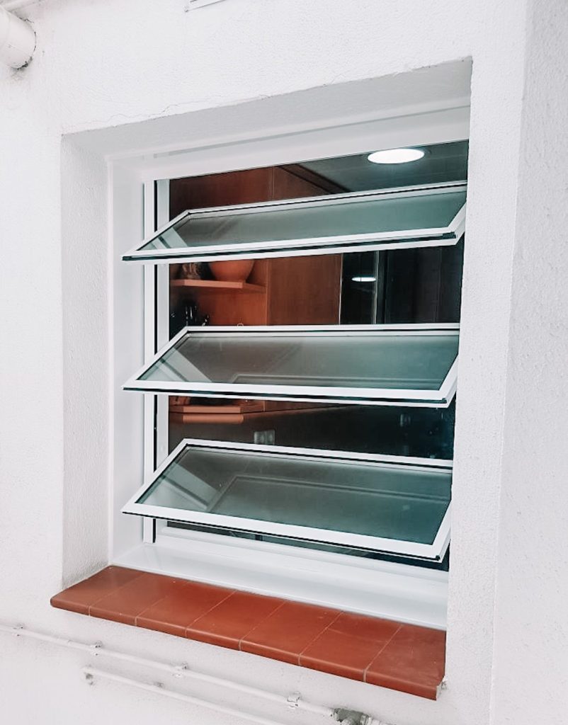 Finestra alumini lames obertes